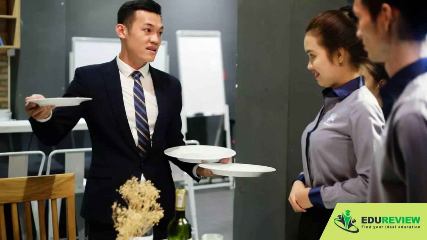 việc làm ngành quản trị khách sạn